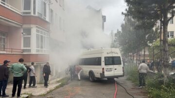 Kamelyada çıkan yangın araçlara sıçradı