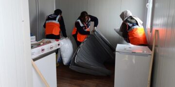 Afetzedelere yaşam konteynerleri kuruldu