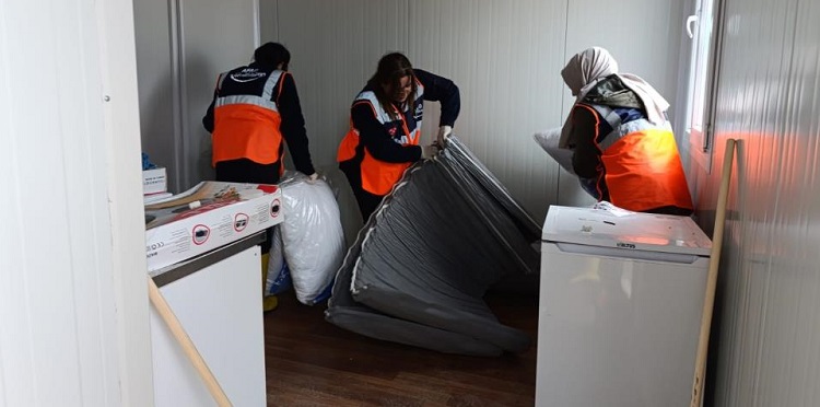 Afetzedelere yaşam konteynerleri kuruldu