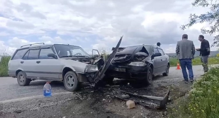 İki otomobil çarpıştı: 3 yaralı