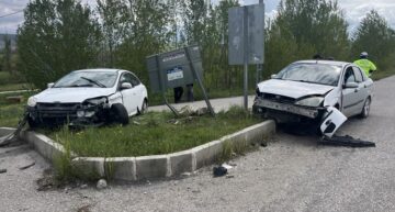 Kavşakta çarpıştılar 2 kişi yaralandı