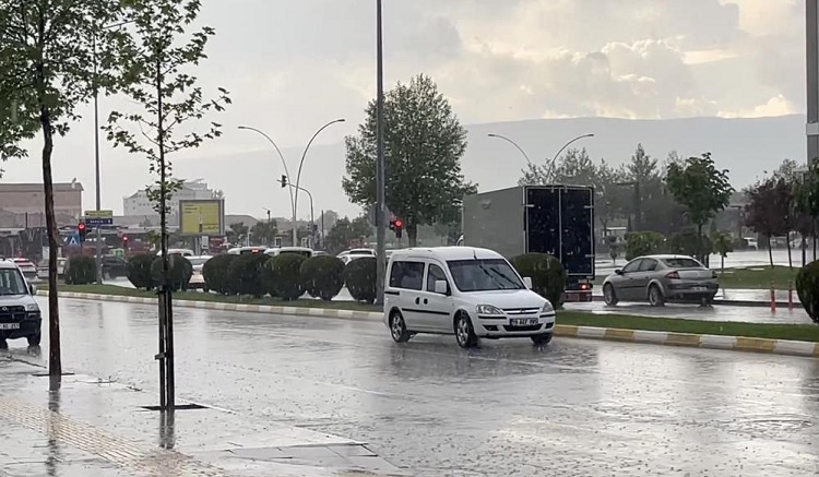 Çorum’da sağanak yağış etkisini gösterdi