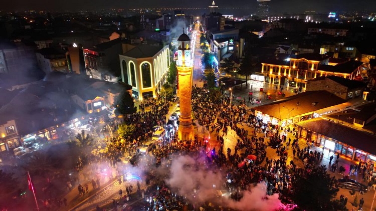 Çorum taraftarı tarihi zaferi kutladı