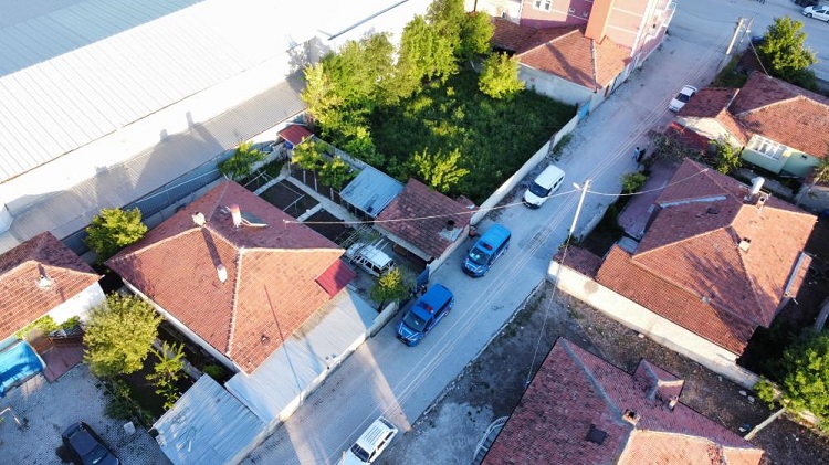 Yasaklı maddeyi atıp kaçmak istediler!